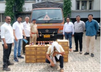 कोठार आश्रम शाळेजवळ सहाचाकी वाहनासह 54 लाखाचा मद्यसाठा जप्त