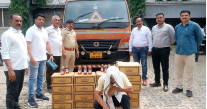 कोठार आश्रम शाळेजवळ सहाचाकी वाहनासह 54 लाखाचा मद्यसाठा जप्त