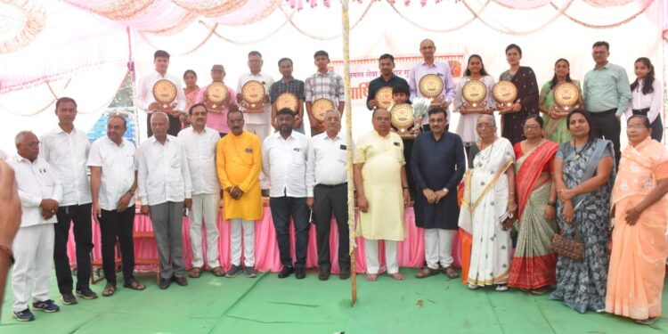 प्रकाशा येथे समस्त लेवा पाटीदार गुजर समाजाचे वार्षिक अधिवेशनात समाजहिताचे विविध ठराव मंजूर