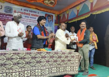 छायाचित्रकार नितीन पाटील यांना साक्री तालुक्यातील झिरणीपाडा येथे उत्कृष्ट फोटोग्राफी पुरस्काराने केले सन्मानित