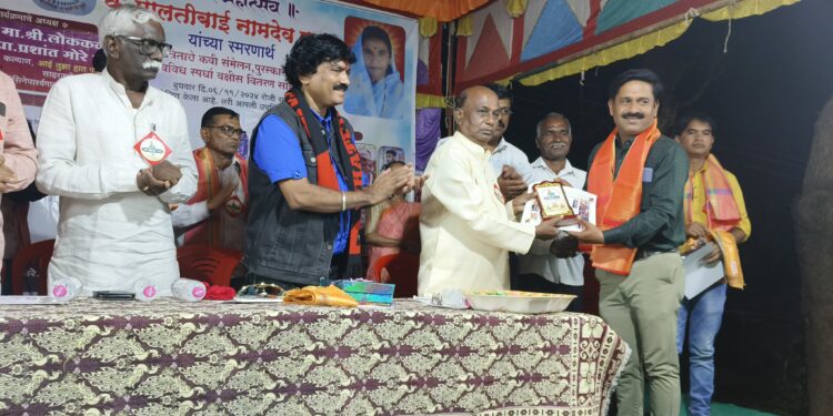 छायाचित्रकार नितीन पाटील यांना साक्री तालुक्यातील झिरणीपाडा येथे उत्कृष्ट फोटोग्राफी पुरस्काराने केले सन्मानित