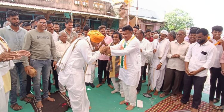 महाविकास आघाडीचे उमेदवार किरण तडवींची हरीनाम संकीर्तन सप्ताहात फुगडी