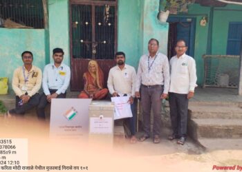 जिल्ह्यात गृह मतदानाला उत्साहात सुरूवात; रजाळे येथील १०१ वर्षांच्या उमताबाई  गिरासे यांनी बजावला गृह मतदानाचा हक्क