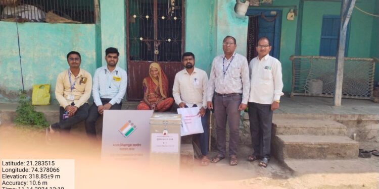 जिल्ह्यात गृह मतदानाला उत्साहात सुरूवात; रजाळे येथील १०१ वर्षांच्या उमताबाई  गिरासे यांनी बजावला गृह मतदानाचा हक्क