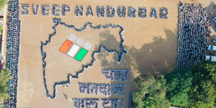 मतदार जनजागृतीसाठी सहा हजार विद्यार्थी व 300 शिक्षकांच्या सहभागाने तयार केली मानवी साखळी