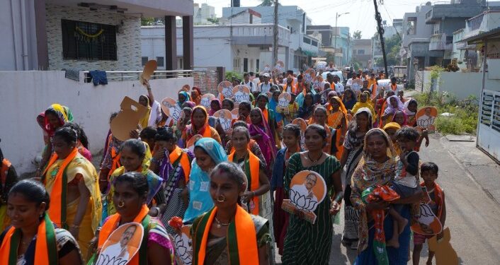 लाडक्या बहिणींच्या सहभागाने डॉ.विजयकुमार गावित यांच्या झंजावाती प्रचार फेऱ्यांना वाढला प्रतिसाद