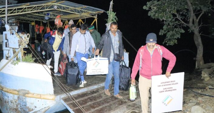 मतदान केंद्रावर मोबाईल घेऊन जाण्यास बंदी, मतदार नसलेल्या राजकीय कार्यकर्त्यांनी मतदारसंघ तात्काळ सोडावा, जिल्हाधिकारी डॉ. मिताली सेठी यांच्या इशारा