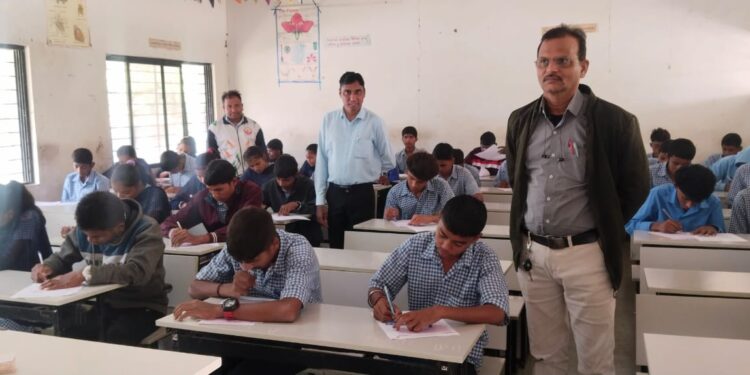 लोय येथील शासकीय माध्यमिक आश्रम शाळेत भूगोल प्रज्ञाशोध परीक्षेचे आयोजन