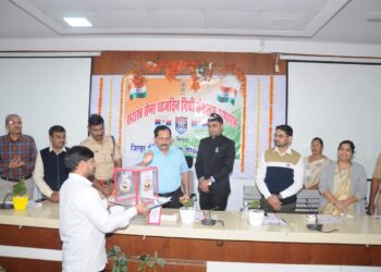 ध्वजदिन निधीस सढळ हाताने मदत करून महान राष्ट्रकार्यास हातभार लावूया : धनंजय गोगटे