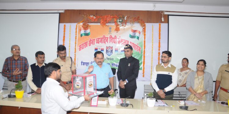 ध्वजदिन निधीस सढळ हाताने मदत करून महान राष्ट्रकार्यास हातभार लावूया : धनंजय गोगटे