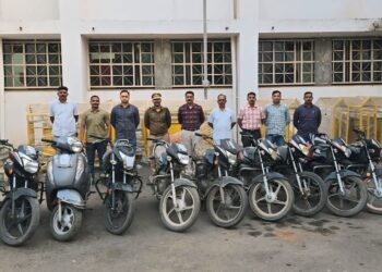 तीन जिल्ह्यातून चोरी केलेल्या 14 मोटरसायकली स्थानिक गुन्हे शाखेकडुन हस्तगत , तिघांना अटक, एक फरार