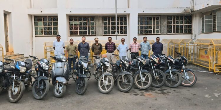 तीन जिल्ह्यातून चोरी केलेल्या 14 मोटरसायकली स्थानिक गुन्हे शाखेकडुन हस्तगत , तिघांना अटक, एक फरार