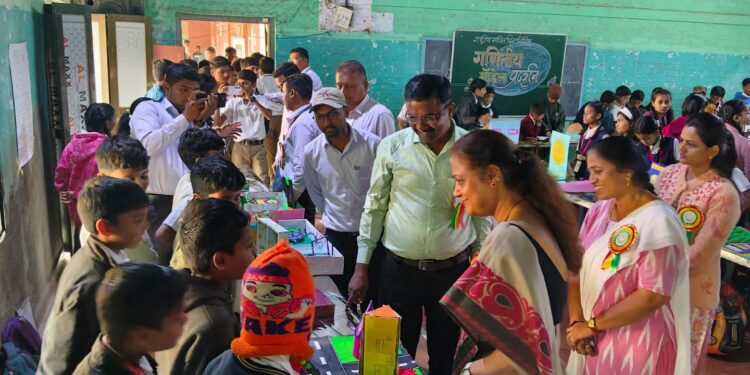 हि.गो.श्रॉफ हायस्कुलमध्ये गणित दिनानिमित्त विद्यार्थ्यांनी मांडले 95 उपकरणे