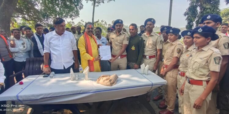 तोरणमाळ येथे आमदार आमश्या पाडवी यांनी घेतला विविध विभागांचा आढावा