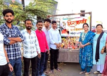 इतरत्र ठेवलेल्या मूर्ती गोळा करुन लावली योग्य विल्हेवाट, युवारंग व हिरकणी फाऊंडेशनचा उपक्रम
