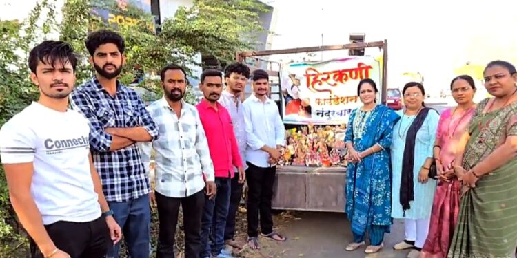 इतरत्र ठेवलेल्या मूर्ती गोळा करुन लावली योग्य विल्हेवाट, युवारंग व हिरकणी फाऊंडेशनचा उपक्रम