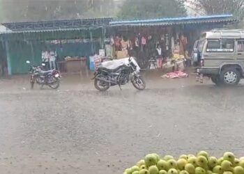 जिल्ह्यात अवकाळी पावसाने झोडपले, शेतकऱ्यांचे मोठे नुकसान, रब्बीच्या पिकांनाही धोका