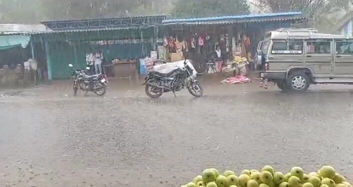 जिल्ह्यात अवकाळी पावसाने झोडपले, शेतकऱ्यांचे मोठे नुकसान, रब्बीच्या पिकांनाही धोका