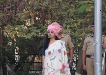 जिल्हाधिकारी कार्यालयात जिल्हाधिकारी डॉ. मित्ताली सेठी यांच्या हस्ते ध्वजारोहण