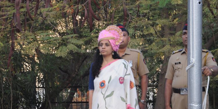 जिल्हाधिकारी कार्यालयात जिल्हाधिकारी डॉ. मित्ताली सेठी यांच्या हस्ते ध्वजारोहण