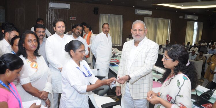 जिल्ह्यात सिकलसेल तपासणी मोहीमेची पालमंत्र्यांच्या हस्ते सुरुवात, 8 लाख नागरिकांची तपासणी होणार