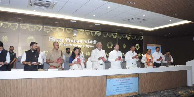 जिल्हा प्रशासनाच्या बहुभाषिक खिसा पुस्तिकाचे भव्य प्रकाशन,राजभाषेसह थानिक बोली भाषांना प्रोत्साहन देणारा ऐतिहासिक उपक्रम