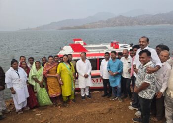 नर्मदा काठावरील गावांच्या सेवेत नवीन बोट ॲम्बूलन्स .दाखल; डॉ. सुप्रिया गावित यांच्या हस्ते झाले लोकार्पण