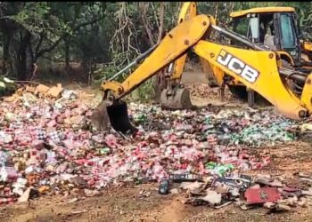 79 लाखाची अवैध दारू दोन जेसीबीद्वारे पोलिसांनी केली नष्ट