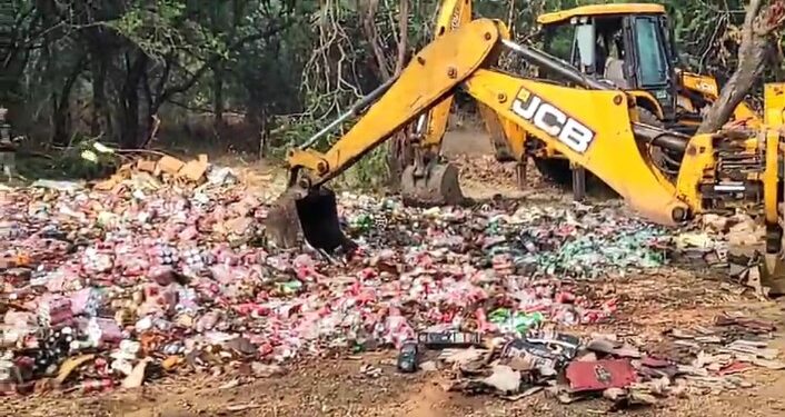 79 लाखाची अवैध दारू दोन जेसीबीद्वारे पोलिसांनी केली नष्ट