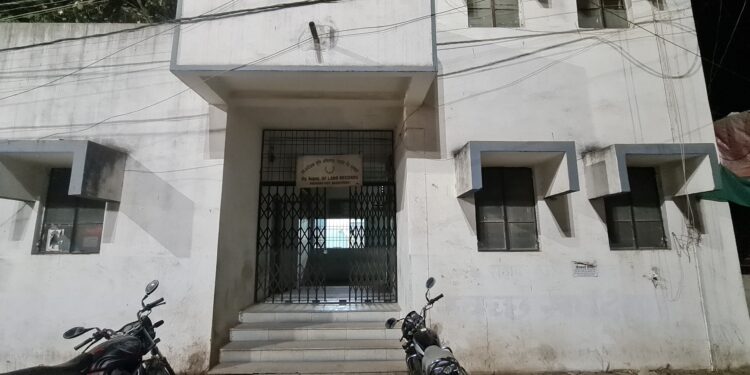 शेताचे मोजणी शीटसाठी शेतकऱ्याकडून पाच हजाराची लाच स्वीकारताना भूमि अभिलेख कार्यालयाच्या भोकरमापकाला रंगेहात अटक