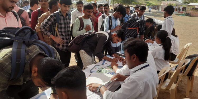 पंडित दीनदयाळ उपाध्याय रोजगार मेळाव्यात 1 हजार विद्यार्थ्यांचा सहभाग;32 उमेदवारांना मिळाली जागेवरच नोकरी