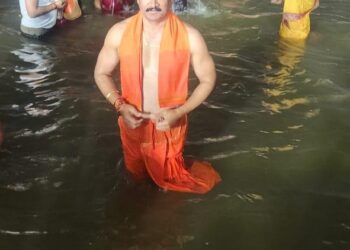 आमदार राजेश पाडवी यांनी सह-कुटुंब केले प्रयागराज येथे गंगेत स्नान