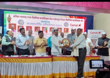 राज्यस्तरीय आदर्श कलाशिक्षक पुरस्कार आनंदराव पवार प्रदान