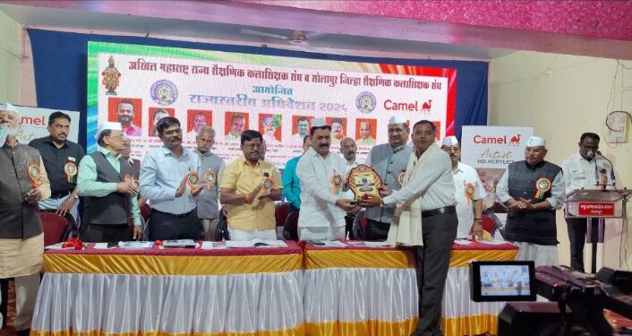 राज्यस्तरीय आदर्श कलाशिक्षक पुरस्कार आनंदराव पवार प्रदान
