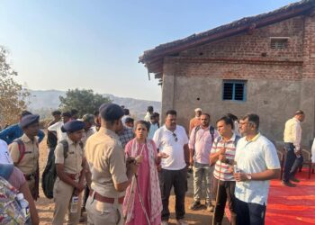 राजकीय नेत्यांची उदासीनता, मात्र जिल्हाधिकारी व मुख्य कार्यकारी अधिकारी यांची सातपुड्यातील डोंगरदऱ्यात 5 तासाची पायपीट