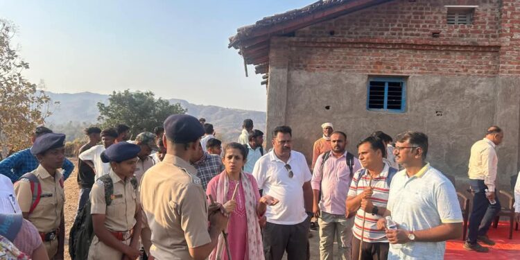 राजकीय नेत्यांची उदासीनता, मात्र जिल्हाधिकारी व मुख्य कार्यकारी अधिकारी यांची सातपुड्यातील डोंगरदऱ्यात 5 तासाची पायपीट