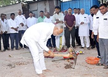 विविध कार्यकारी सोसायटीच्या नूतन इमारतीचे माजी आमदार चंद्रकांत रघुवंशी यांच्या हस्ते भूमिपूजन