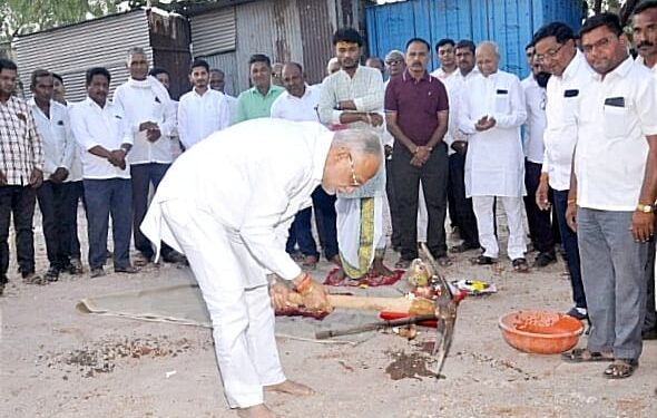 विविध कार्यकारी सोसायटीच्या नूतन इमारतीचे माजी आमदार चंद्रकांत रघुवंशी यांच्या हस्ते भूमिपूजन