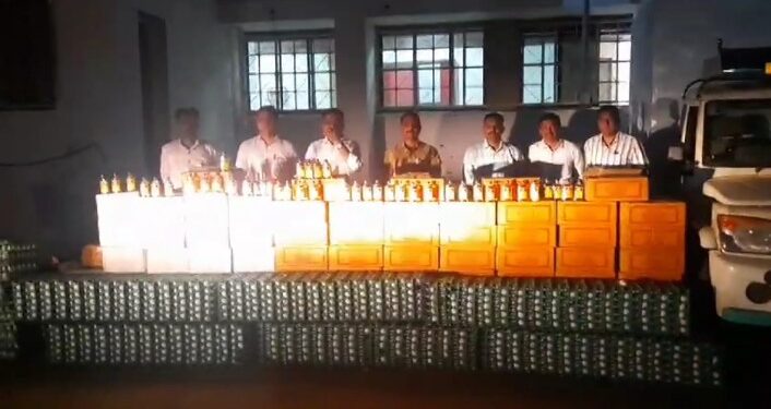 नंदुरबारात पुष्पा स्टाईलने बनावटी अंड्यांचा आडुन अवैध मद्य तस्करी,13 लाखांचा मुद्देमाल जप्त