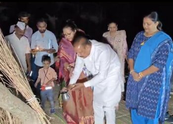 डॉ. विजयकुमार गावित यांनी नटावद या मूळ गावी पारंपरिकरीत्या पूजन करून साजरा केला होलिकोत्सव