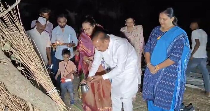 डॉ. विजयकुमार गावित यांनी नटावद या मूळ गावी पारंपरिकरीत्या पूजन करून साजरा केला होलिकोत्सव