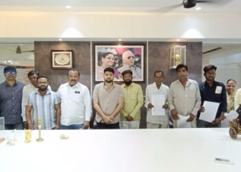 आ.चंद्रकांत रघुवंशींच्या पाठपुराव्यातून ५५ लाखाच्या सिंचन विहिरींच्या आदेशांचे वाटप