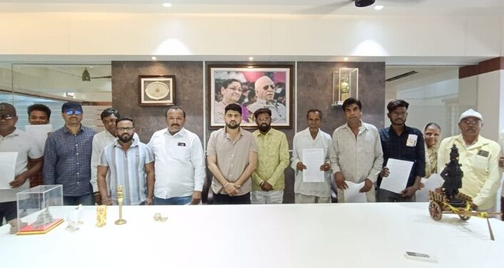 आ.चंद्रकांत रघुवंशींच्या पाठपुराव्यातून ५५ लाखाच्या सिंचन विहिरींच्या आदेशांचे वाटप