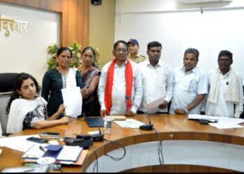 औद्योगिक विकासाच्या नावाखाली आदिवासींच्या जमिनी लाटण्याचा प्रकार, सत्यशोधक ग्रामीण कष्टकरी सभा व शेतकऱ्यांनी घेतली जिल्हाधिकाऱ्यांची भेट