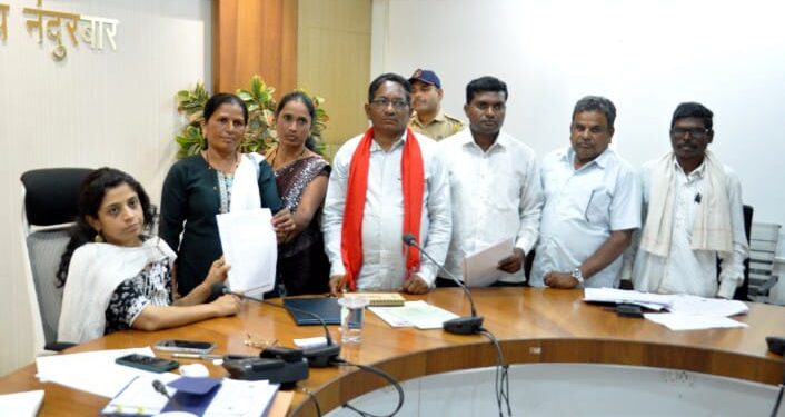 औद्योगिक विकासाच्या नावाखाली आदिवासींच्या जमिनी लाटण्याचा प्रकार, सत्यशोधक ग्रामीण कष्टकरी सभा व शेतकऱ्यांनी घेतली जिल्हाधिकाऱ्यांची भेट