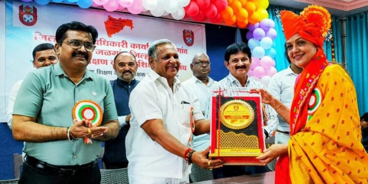 नाशिक विभागीय आदर्श मुख्याध्यापक व क्रीडा शिक्षक पुरस्कार वितरण