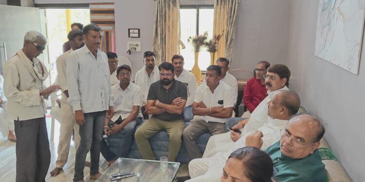 ‘कामे लटकावू नका, ताबडतोब मार्गी लावा’ डॉ. विजयकुमार गावित यांच्या अधिकाऱ्यांना सूचना