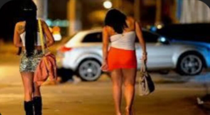 देहविक्री व्यवसाय सुरू असलेल्या बंगल्यावर स्थानिक गुन्हे शाखेची रेड, ग्राहक तसेच बंगला मालकासह 11 जणांना अटक