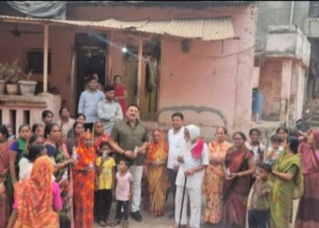 नंदुरबार येथे घरोघरी जाऊन नागरिकांना महाकुंभ जलकलशाच्या गंगाजल तीर्थाचे वाटप