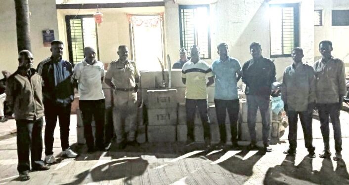 पिकअप दुकानाला धडकली,वाहनाची तपासणी केली असता अवैध मद्यासह आढळले पिस्तूल, कोयता,तलवार;१९ लाखांचा मुद्देमाल जप्त